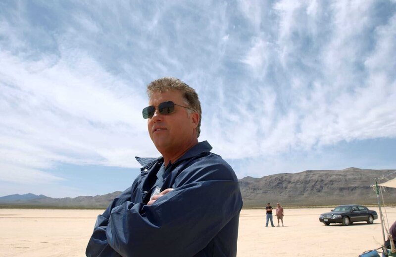 Grissom (William Petersen) wird mit seinem Team in die Wüste gerufen, da dort die drei Leichen der Bankräuber gefunden wurden. – Bild: RTL /​ CBS /​ Blutsbande