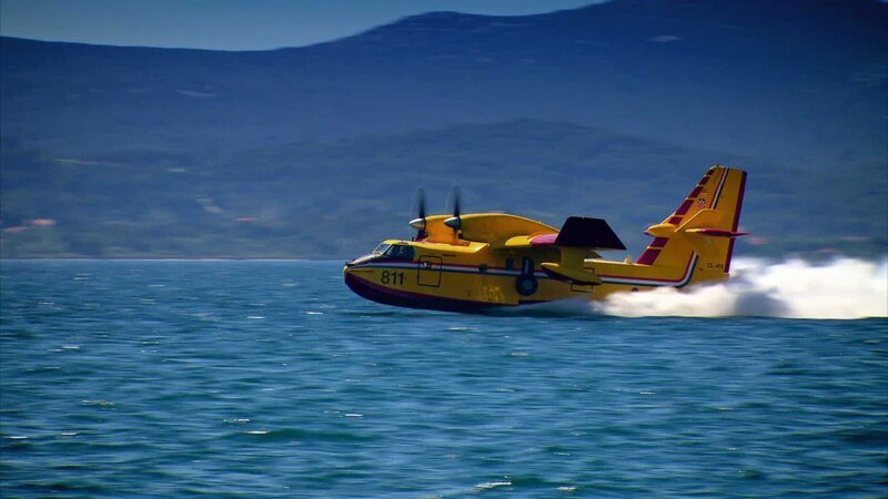 Bildunterschrift: Vor allem gegen Waldbrände wird die Canadair CL-415 „Superscooper“ eingesetzt, denn das Amphibienflugzeug kann mehr als sechs Tonnen Wasser aufnehmen. – Bild: WELT