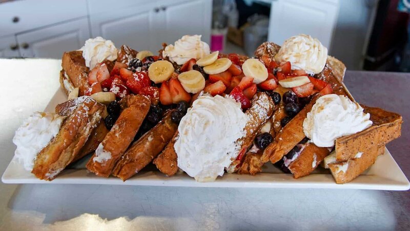 The Go Bananas Challenge at The Hungry Monkey in Newport, RI as seen on Man v. Food, season 6. – Bild: Food Network /​ Discover Images: TCWF601_TCWF_Ne /​ © 2020, Discovery, Inc. All Rights Reserved.