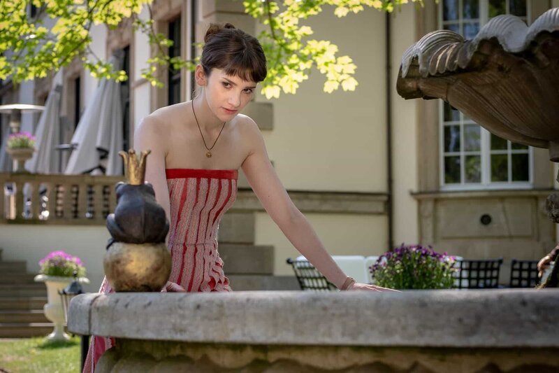 Isabelle (Anuschka Tochtermann) ist zornig von der Gala zum Brunnen mit dem Froschkönig geflüchtet. – Bild: ZDF und Boris Laewen./​Boris Laewen