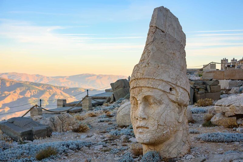 Ancient Statues At Peak Mount Nemrut, Adiyaman, Turkey – Bild: Shutterstock /​ Shutterstock /​ Copyright (c) 2019 Munzir Rosdi/​Shutterstock. No use without permission.