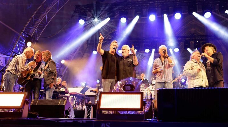 Die Bläck Fööss mit den Gästen BAP-Urgestein Wolfgang Niedecken (r), Tommy Engel (Gründungsmitglied der Bläck Fööss), Erry Stoklosa (3.v.r, Gesang), King Size Dick (4.v.r.), Mirko Bäumer (M), Kafi Biermann (3.v.l.), Peter Schütten (l), Bömmel Lückerath (2.v.l) – Bild: WDR/​Thomas Brill
