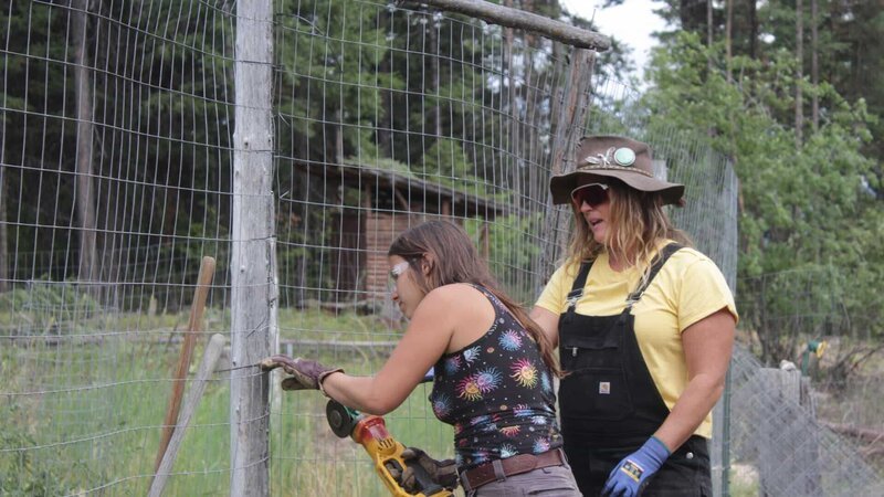 A medium shot of Misty in action as she teaches Jessica Hill how to repair a chain link fence. – Bild: Discovery Communications, LLC