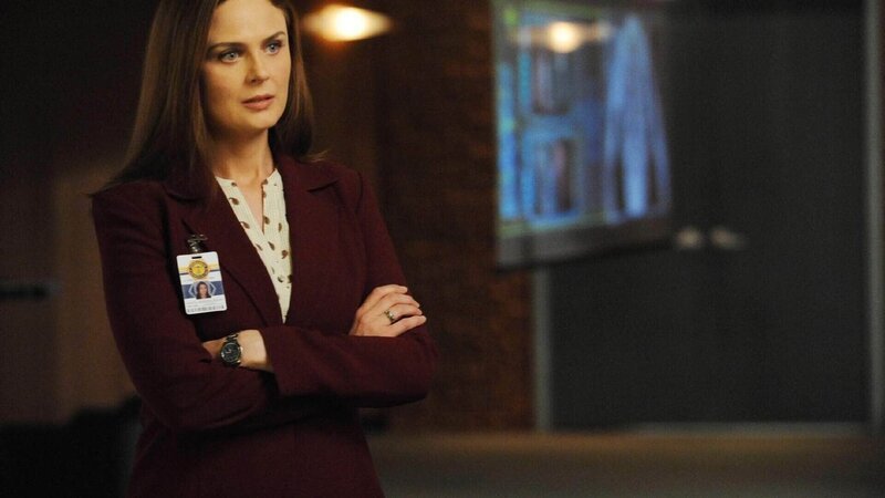 Brennan (Emily Deschanel) hilft dem FBI bei den Ermittlungen im Mordfall des todkranken Lehrers Charlie McCord. – Bild: TVNOW /​ FOX