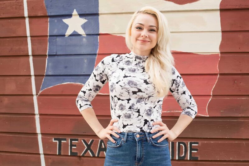 Portrait of Natalie Sideserf in front of a Texas flag mural at the Broken Spoke dancehall in Austin, Texas, as seen on Food Network’s Texas Cake House. – Bild: 2017, Television Food Network, G.P. All Rights Reserved.