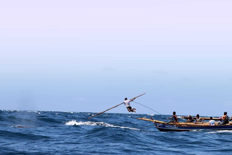 The lama fa (harpooner) jumps from the boat with just a bamboo harpoon in an attempt to kill a sperm whale. Lamalerans are the only people on earth who still catch sperm whales using these traditional methods. – Bild: Spiegel TV