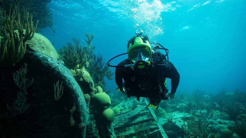 Josh scuba dive to shipwrecks in the Bermuda Triangle. – Bild: Discovery Channel