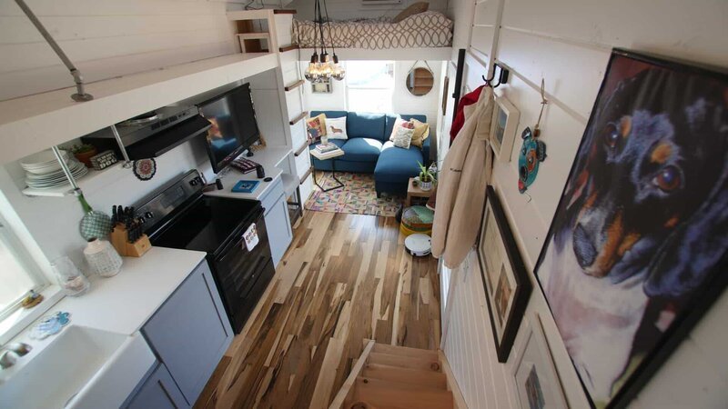 From the top of the staircase it is easy to see the kitchen and living room below in the Pirkul tiny house in Austin, Texas, as seen on HGTV’s Tiny House Big Living. – Bild: 2016,DIY Network/​Scripps Networks, LLC. All Rights Reserved
