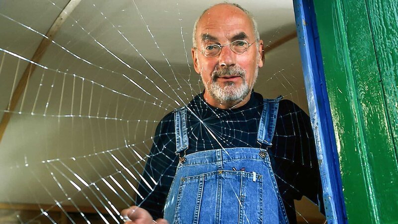 Wie spinnt die Spinne ihr Netz? Peter (Peter Lustig) ist fasziniert und schaut dem Insekt genau zu. – Bild: ZDF und studio tv.