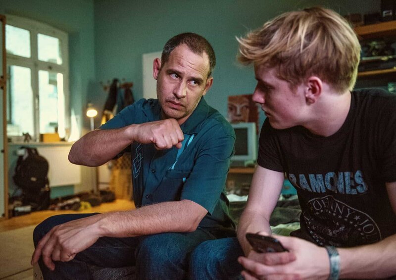 L-R: Kai (Moritz Bleibtreu) und Jonathan (Louis Hofmann) – Bild: Wild Bunch /​ Wolfgang Ennenbach Lizenzbild frei