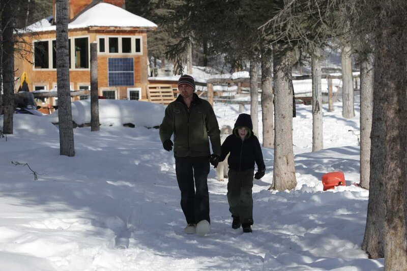 Jeremy Keller and his son Bjorn Keller walking to check on their dogs. – Bild: Discovery Communications
