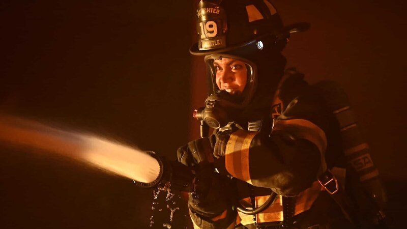 Station 19 Staffel 5 Folge 14 Löscht Feuer in einem Parkhaus: Barrett Doss als Victoria Hughes – Bild: SRF/​ABC Studios