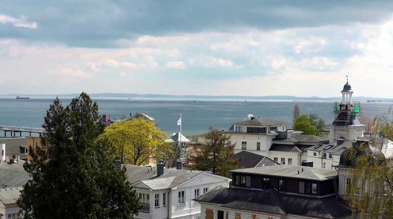 Blick zum Meer mit Villen in Bansin – Bild: ZDF und NDR/Artia Nova Film/Thomas Plene. Blick zum Meer mit Villen in Bansin – Bild: ZDF und NDR/Artia Nova Film/Thomas Plene.