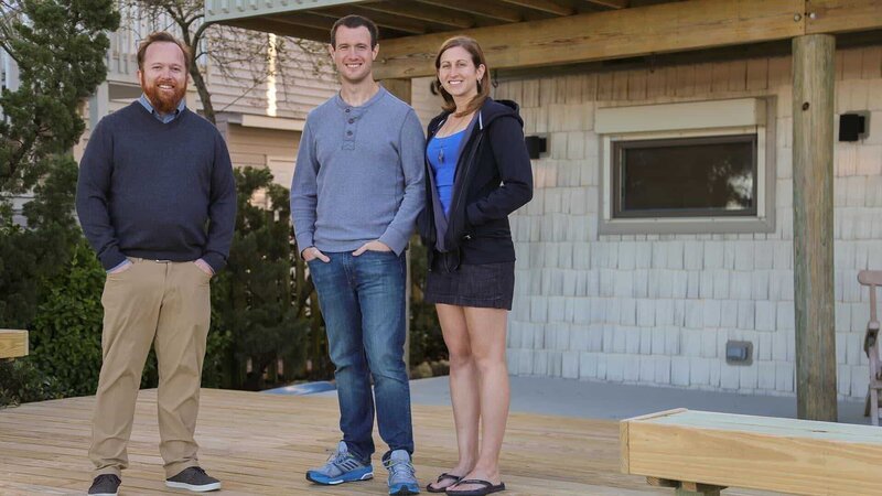 Real estate agent „Red“ Ryan Lowrie poses for a photo with homebuyers Ryan and Samantha after touring the Beach Path House, as seen on HGTV’s Beach Hunters. – Bild: WSP 6D DS3 /​ © 2018, Scripps Networks, LLC. All Rights Reserved.