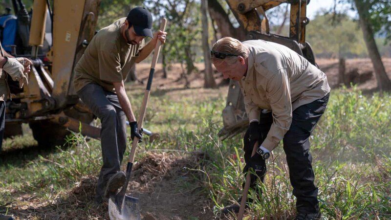 Ramon and Chris digging. – Bild: Discovery Communications LLC