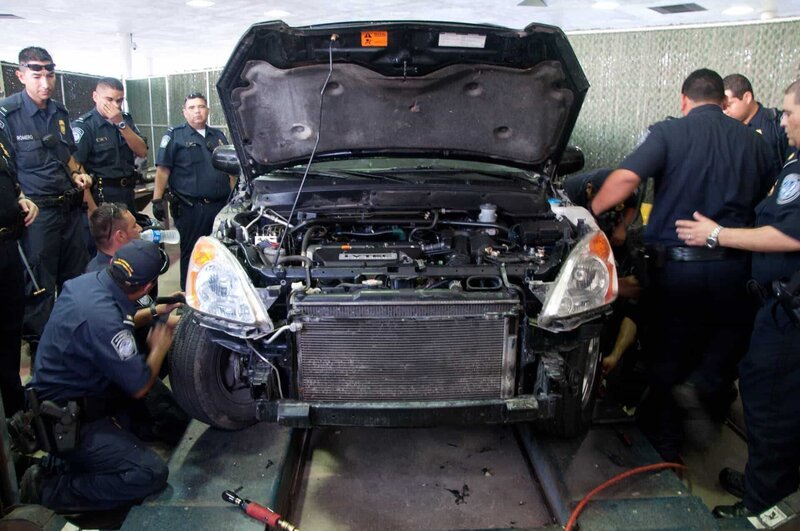 Laredo, TX: Customs and Border Protection agents thoroughly inspecting a car for drugs. – Bild: National Geographic Channels /​ NGT