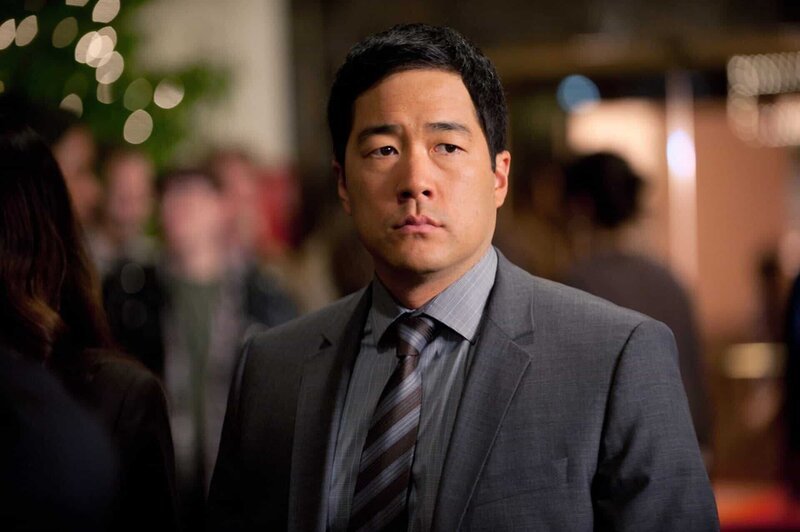 Ermittelt in einem Casino, um den Mord an einem Ex-Mitarbeiter aufzuklären: Kimball (Tim Kang) … – Bild: Warner Bros. Television Lizenzbild frei