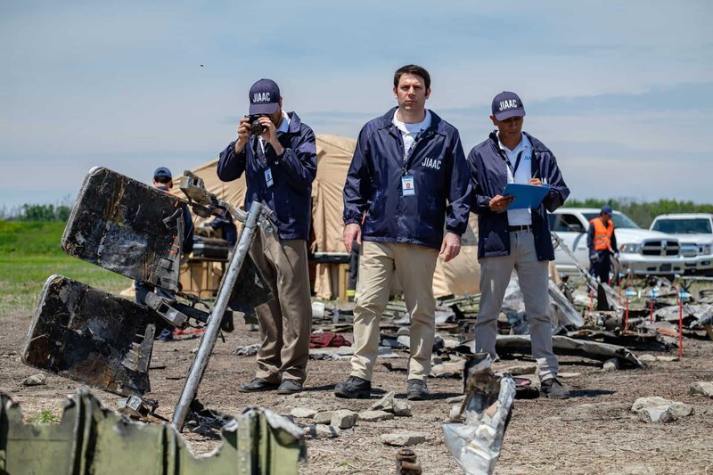 JIAAC Investigator Augusto De Santis (played by John Philip Vazquez) and the rest of the investigators stand at the crash site of SOL Lineas Aerias Flight 5428. (Cineflix 2019/​Darren Goldstein) – Bild: Darren Goldstein /​ Cineflix 2019/​Darren Goldstein /​ Cineflix 2019