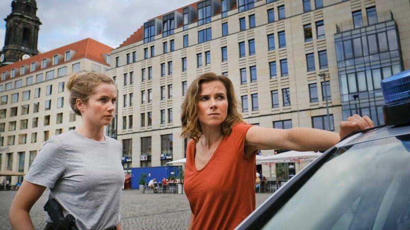 Die Kommissarinnen Leonie Winkler (Cornelia Gröschel) und Karin Gorniak (Karin Hanczewski) befinden sich gerade unterwegs, als sie die Nachricht von Louis Bürgers Flucht erreicht. – Bild: MDR/​W&B Television/​Michael Kotschi
