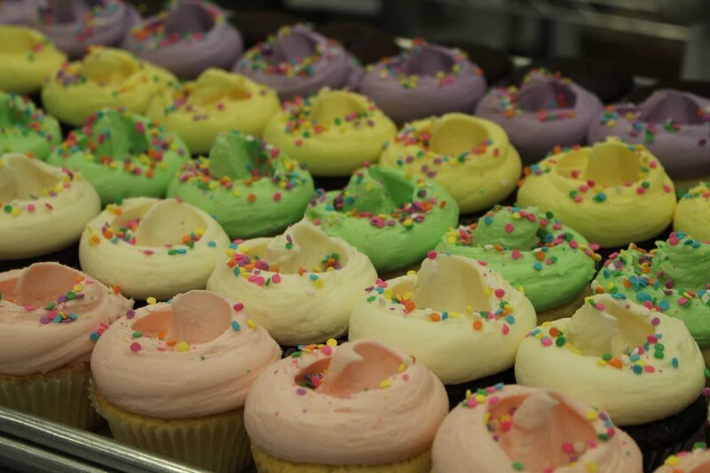 Cupcakes kitchen, different colored cupcakes in a tray. – Bild: Discovery Communications. /​ Wag TV. /​ Wag TV