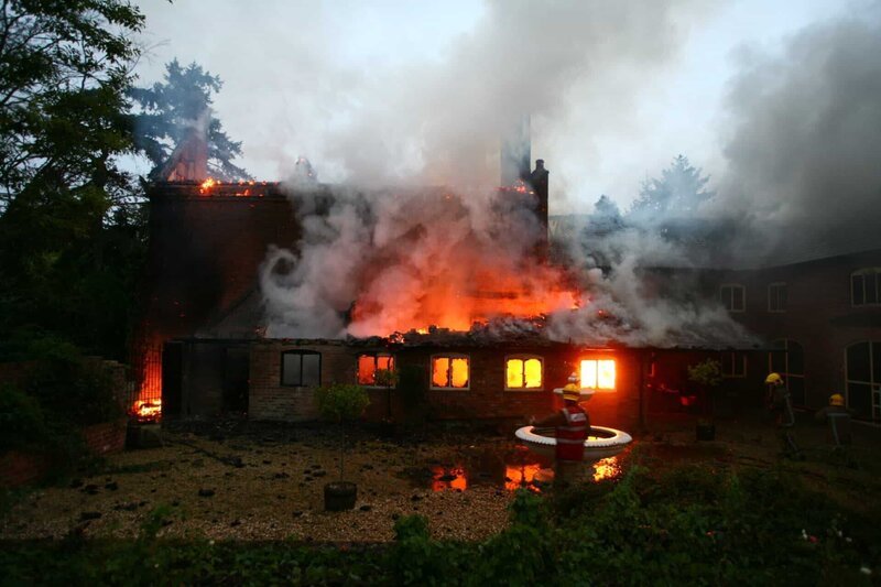 Christopher Foster Herrenhaus in Shropshire brennt. – Bild: National Geographic