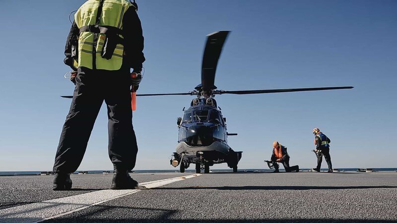 Super Puma Hubschrauber der Bundespolizei auf dem Hubschrauberlandedeck der BP81 Potsdam. Die Verwendung des sendungsbezogenen Materials ist nur mit dem Hinweis und Verlinkung auf RTL+ gestattet. – Bild: RTL /​ Weltenangler GmbH