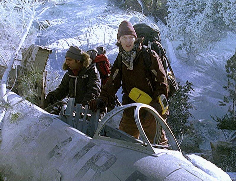 In den Bergen suchen Bug (Ravi Kapoor, l.) und Nigel (Steve Valentine) nach der Leiche eines abgestürzten Piloten. – Bild: RTL /​ NBC Universal.