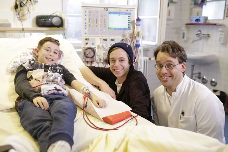 Zwei Mal pro Woche muss Leon zur Dialysemaschine, um sein Blut zu reinigen. – Bild: BR/​megaherz gmbh/​Hans-Florian Hopfner