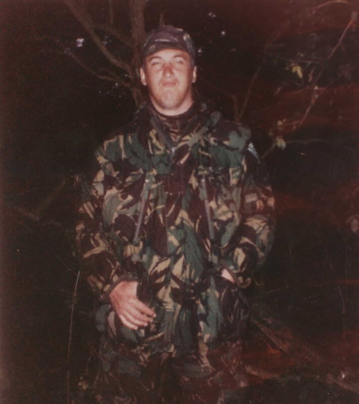 Colin Ireland trägt eine Armeetarnung, die er in Überlebenscamps tragen würde. – Bild: Mike Gunnill /​ News Group Newspapers Ltd /​ Collect