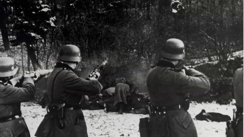 Bochnia, Polen: Deutsche Einheit bei der Erschießung von Juden, September 1939. – Bild: ZDF und Yad Vashem./​Yad Vashem