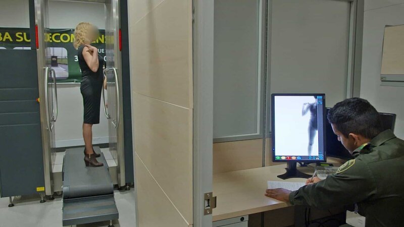 BOGOTA, Colombia – A woman undergoes a body scan. – Bild: 2015 NGC Network Latin America, LLC. Lizenzbild frei