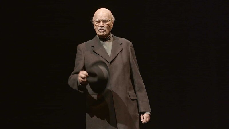 ‚ÄûUnd wann i amoi g‘Äôstorben werd’Äò sein’Ķ’Äú Der Tod scheint auf Anhieb kein Thema f√ºr Unterhaltung zu sein. Gerhard Polt (im Bild) und die Well-Br√ºder schaffen es aber, in ihrem neuen Theaterst√ºck ‚ÄûA scheene Leich‘Äú das Leben in einem Altersheim, den Tod, das Begr√§bnis und beste Unterhaltung auf ihre unnachahmliche Art in einem Theaterst√ºck zusammenzubringen. – Bild: BR, Filmbüro Münchner Freiheit GmbH / BR/Filmbüro Münchner Freiheit GmbH ‚ÄûUnd wann i amoi g‘Äôstorben werd’Äò sein’Ķ’Äú Der Tod scheint auf Anhieb kein Thema f√ºr Unterhaltung zu sein. Gerhard Polt (im Bild) und die Well-Br√ºder schaffen es aber, in ihrem neuen Theaterst√ºck ‚ÄûA scheene Leich‘Äú das Leben in einem Altersheim, den Tod, das Begr√§bnis und beste Unterhaltung auf ihre unnachahmliche Art in einem Theaterst√ºck zusammenzubringen. – Bild: BR, Filmbüro Münchner Freiheit GmbH / BR/Filmbüro Münchner Freiheit GmbH