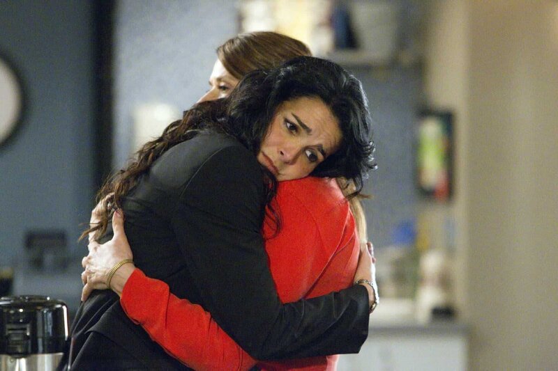 Angela Rizzoli (Lorraine Bracco, r.) tröstet ihre Tochter. Det. Jane Rizzoli (Angie Harmon) hat Liebeskummer. – Bild: TVNOW /​ Warner Bros