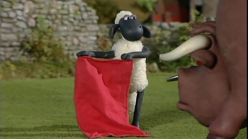 Mutig steht Shaun dem Stier gegenüber. Was kann da noch schief gehen? – Bild: WDR/​Aardman Animation Ltd./​BBC