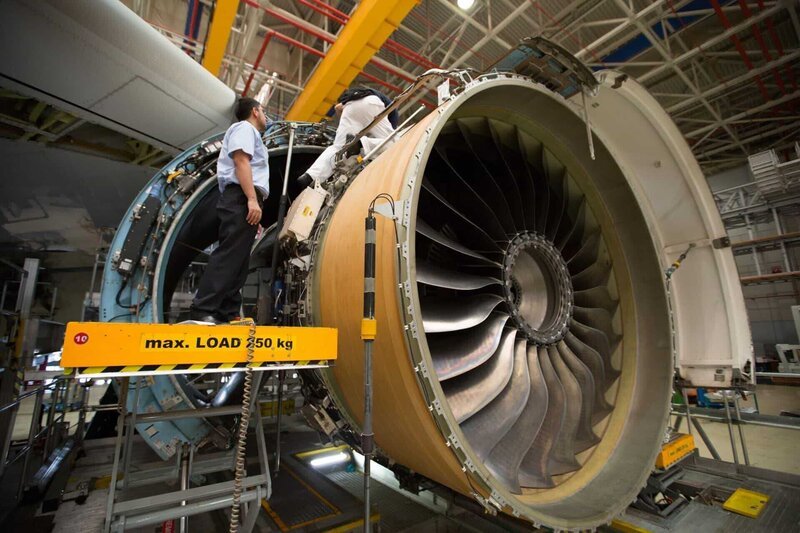 DUBAI – An airplane engine during general check. – Bild: 2016 NGC Network International, LLC. All rights reserved. Lizenzbild frei