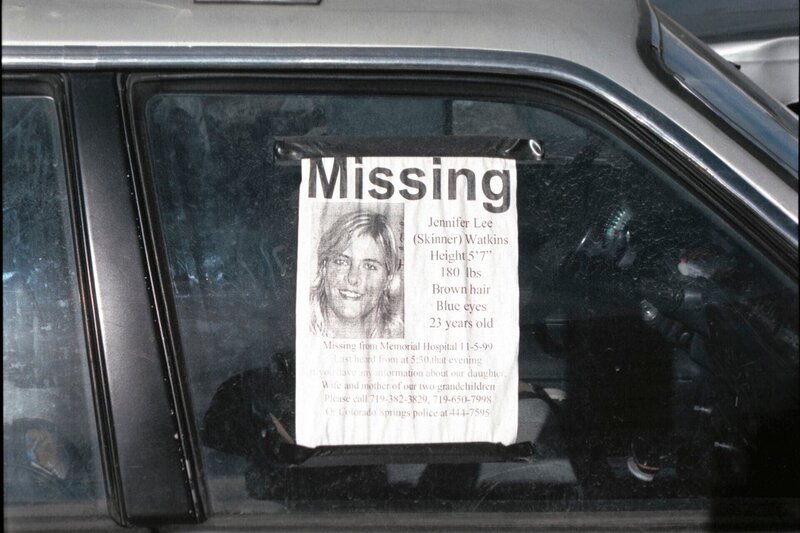 Ein Papier wo steht, dass Jennifer Watkins gesucht wird. – Bild: abacus /​ © Peninsula Television 2021 /​ © Crime + Investigation