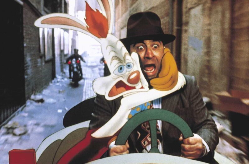 Verfolgungsjagd: Der ängstliche Roger Rabbit (l.) klammert sich an den Privatdetektiv Eddie Valiant (Bob Hoskins, r.) … – Bild: Walt Disney