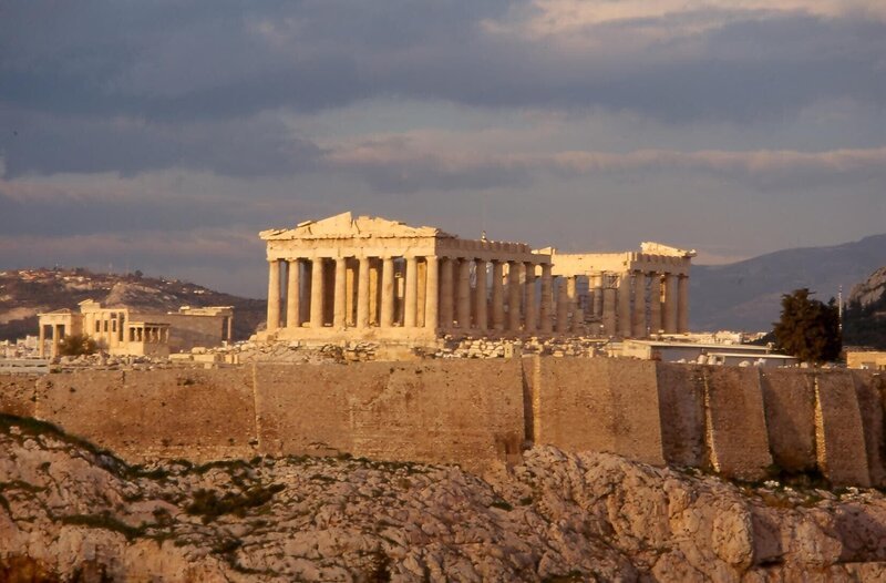 Aufgrund ihrer Lage auf einem Berg wurde die Akropolis Zufluchtsort bei Angriffen und zur heiligen Stätte. – Bild: BR/​S4C International