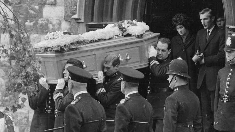 Der Mord an den drei Polizisten schockiert die Öffentlichkeit. Viele fordern die Rückkehr zur Todesstrafe, die ein halbes Jahr zuvor abgeschafft wurde. – Bild: ZDF und Terry Fincher/​Getty Images./​Terry Fincher/​Getty Images