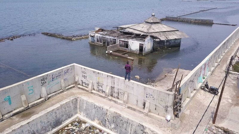 Eine Mauer soll Jakarta schützen. Dahinter eine versunkene ehemalige Moschee. – Bild: ZDF und Jean Schablin. Eine Mauer soll Jakarta schützen. Dahinter eine versunkene ehemalige Moschee. – Bild: ZDF und Jean Schablin.