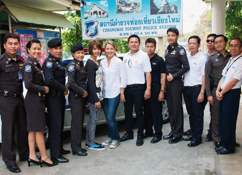 SF unterwegs – Thailand Moderatorin Wasiliki Goutziomitros (M.) mit den berühmten tanzenden Polizisten von Chiang Mai – Bild: SRF