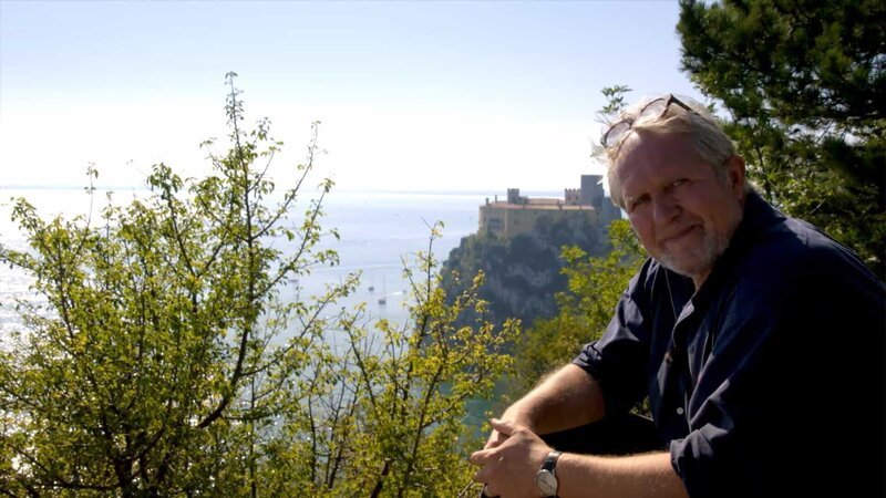 Harald Krassnitzer, im Hintergrund Schloss Duino, Italien. – Bild: ORF/​ORF III/​Holger Bruckschweiger