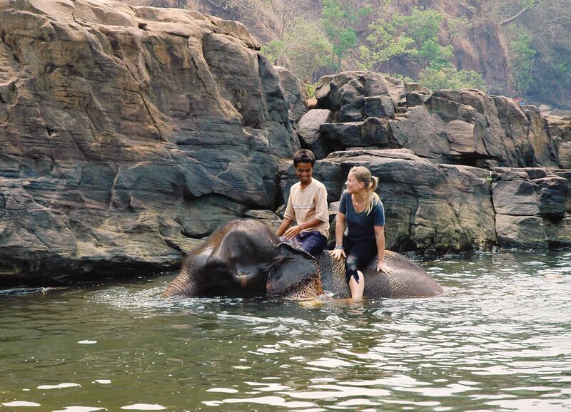 SF unterwegs – Laos Moderatorin Andrea Jansen (r.) beim Elefantenbaden – Bild: SRF
