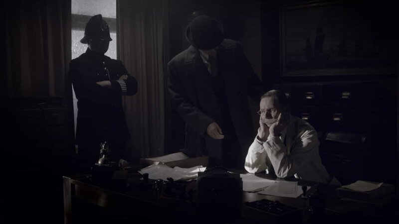 Nachdem ein konkurrierender Anwalt Herbert R. Armstrong des Mordes an seiner Frau und des Mordversuchs an ihm selbst bezichtigt hat, wird Armstrong am 31. Dezember 1921 in seiner Kanzlei verhaftet. Er kehrt nie wieder nach Hause zurück. – Bild: ZDF und Cosmo Hildyard./​Cosmo Hildyard