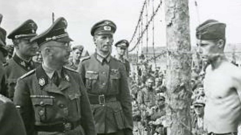Himmler erkennt, dass er mit Häftlingen Geld verdienen kann, und lässt die Gefangenen bis zum Tode Zwangsarbeit verrichten. – Bild: ZDF und Heinrich Hoffmann./​Heinrich Hoffmann