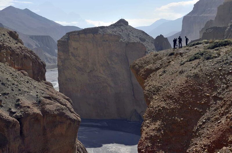 Filmcrew im Kali-Gandaki-Canyon, der den Mittleren Himalaya durchschneidet und irgendwann das gesamte Brahmaputra-Flusssystem verändern wird. – Bild: phoenix/​ZDF/​Klaus Feichtenberger