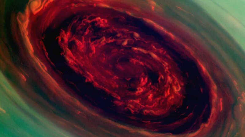 Die Sonde Cassini konnte das Klima und die Atmosphäre des Saturns untersuchen, einschließlich seiner unvorstellbar großen Stürme. – Bild: ZDF und Lola Post Production./​Lola Post Production