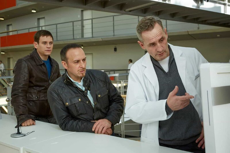 Alex (Vinzenz Kiefer, l.) und Semir (Erdogan Atalay, M.) treffen auf Dr. Vogt (Tim Wilde), der jedoch behauptet, Sander nicht zu kennen. – Bild: RTL /​ Guido Engels