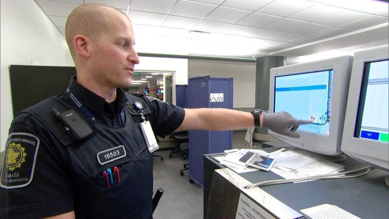 An der kanadischen Grenze haben die Beamten alle Hände voll zu tun – die Grenzbeamten haben jedoch erprobte Spürnasen und wissen genau, welcher der täglich fast 20.000 Reisenden sich verdächtig macht … – Bild: RTL /​ © Seven Network (Operations) Limited