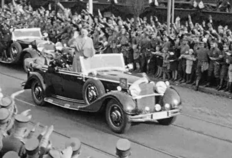 Hitler im Führer-Mercedes beim Besuch in Ludwigshafen. – Bild: ZDF und Castan Filmkontor